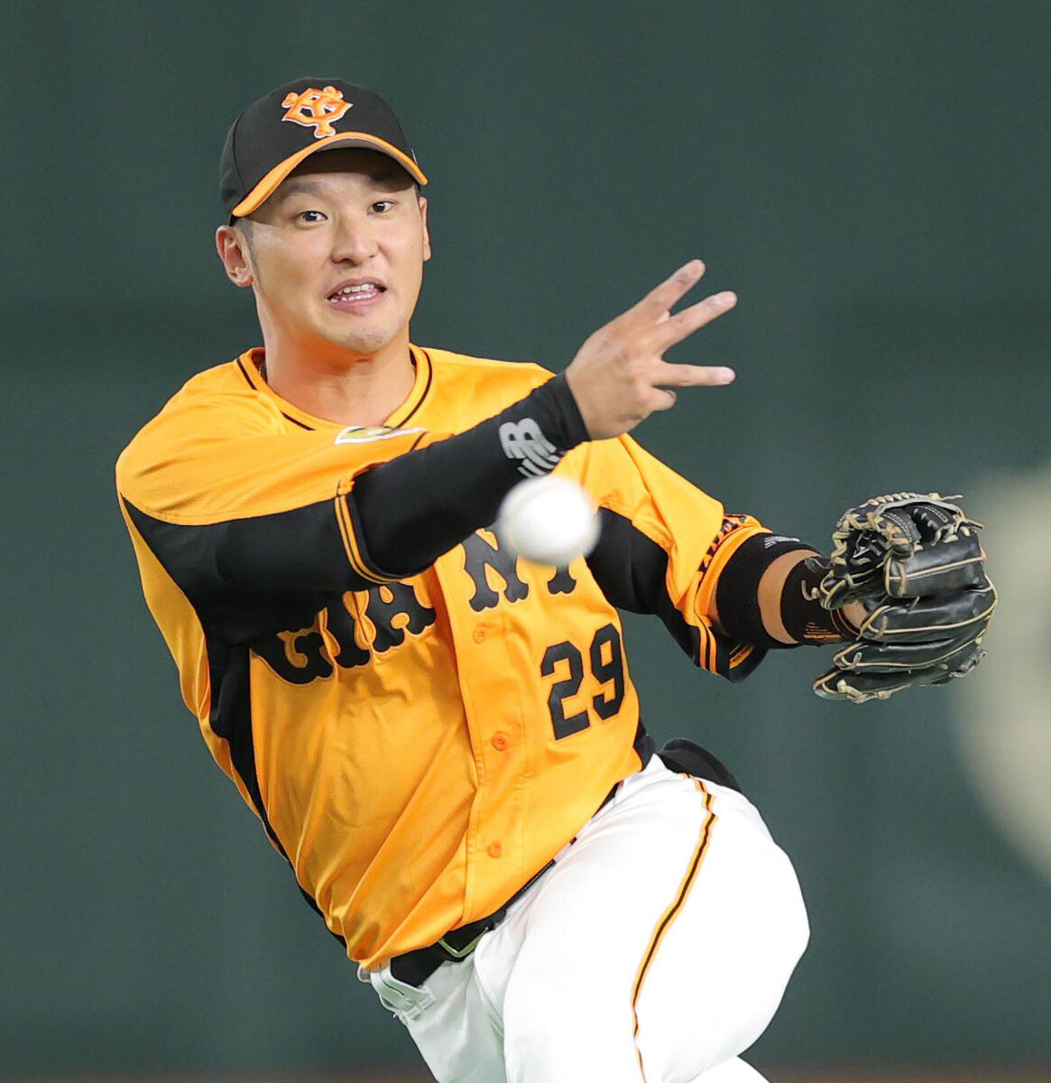 巨人】吉川尚輝が400万円増の年俸3700万円で更改 来季は背番号