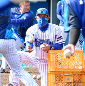 DeNA】石井琢朗コーチ、14年ぶり横浜ブルーでキャンプイン 森ら