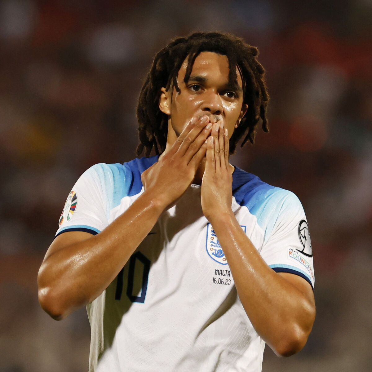 イングランドDFのアーノルド、背番号10背負って25メートル弾