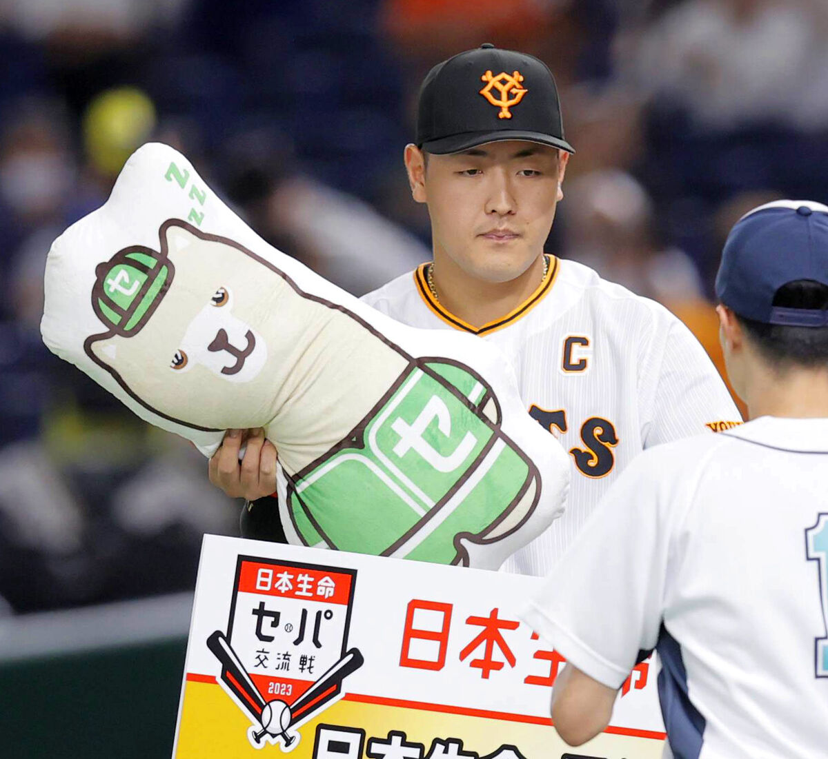 巨人】岡本和真が自ら誕生日祝う2戦ぶり安打 セカパカクッションに