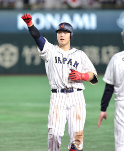 侍ジャパン】岡本和真、8打席目WBC初安打 本職ではない一塁守備も