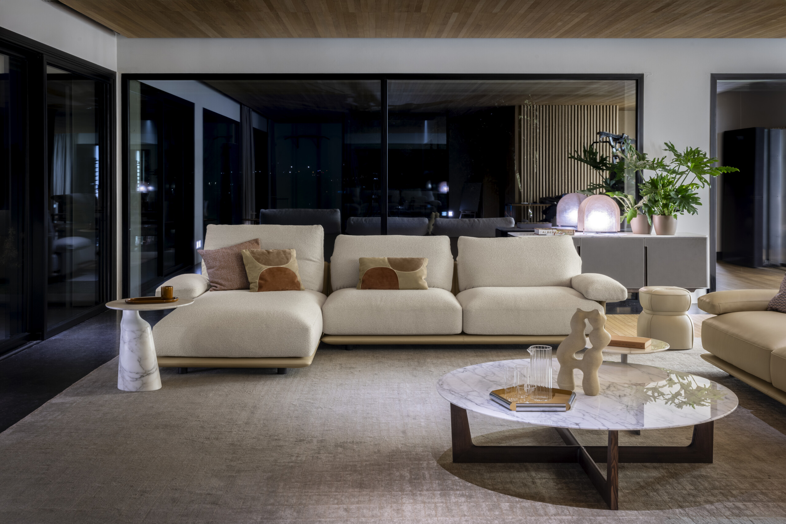 Poltrona Frau】ポルトローナ・フラウの最新作は、 リラックス感を追求