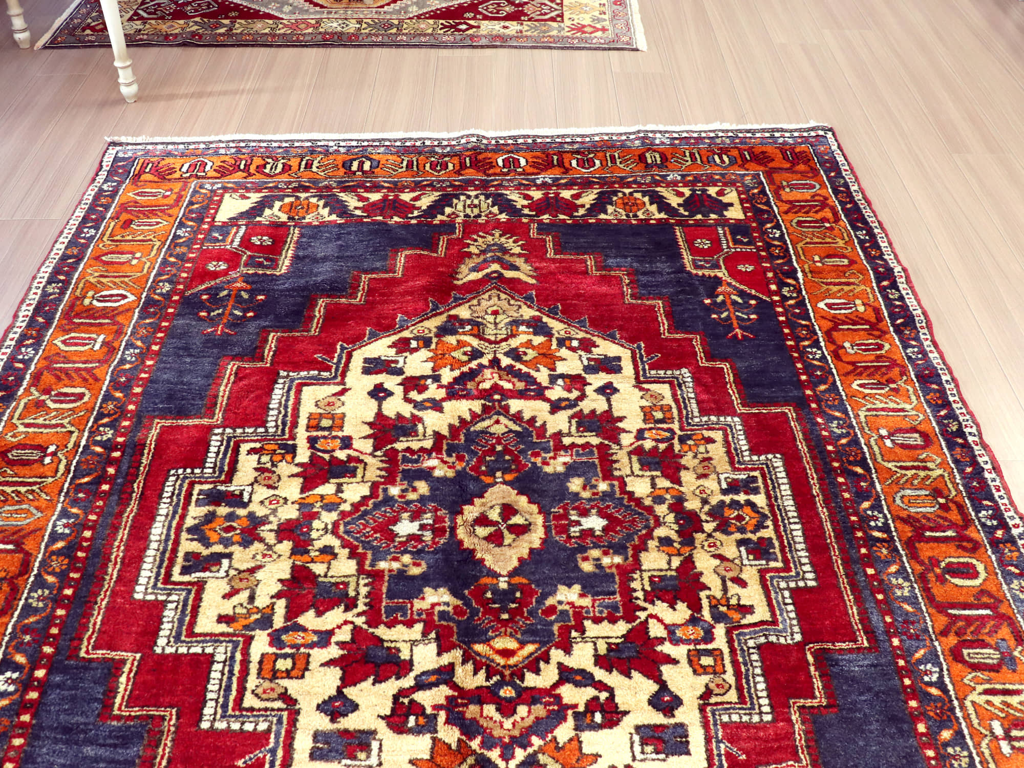 トルコ絨毯 リビングサイズ コンヤ タシュプナル245×170cm 赤 紺 花の