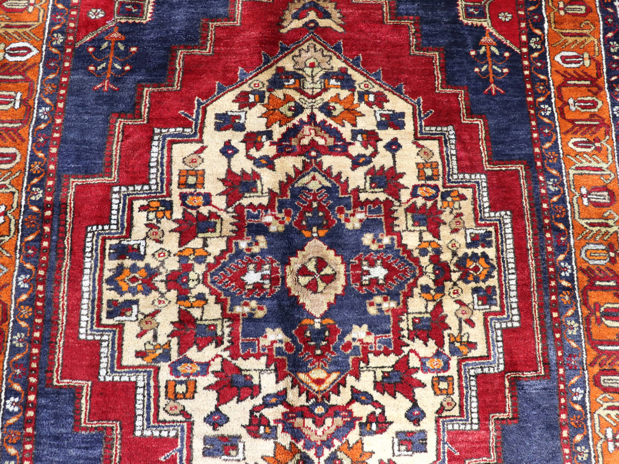 トルコ絨毯 リビングサイズ コンヤ タシュプナル245×170cm 赤 紺 花の