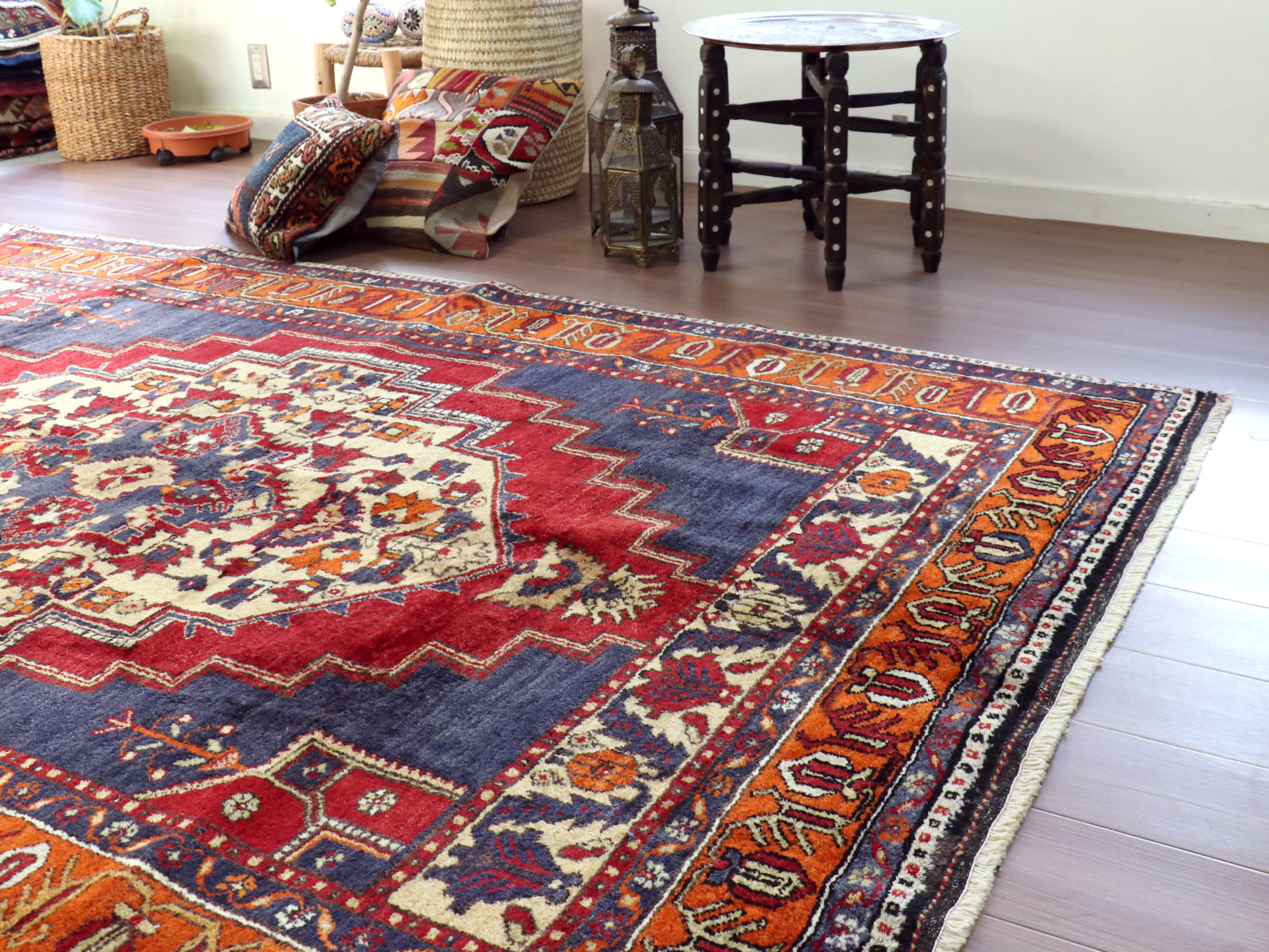 トルコ絨毯 リビングサイズ コンヤ タシュプナル245×170cm 赤 紺 花の