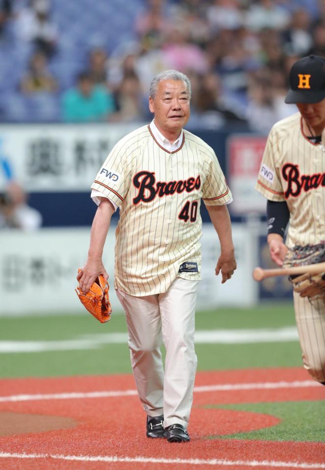 阪急ブレーブスOB・福本豊氏が背番号「40」で始球式/野球/デイリー