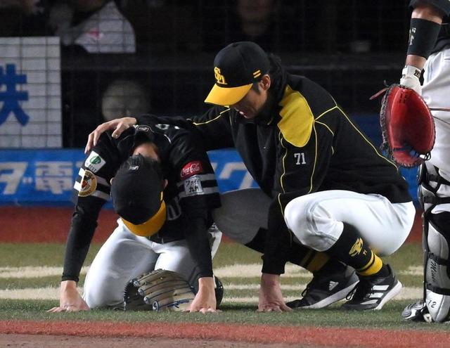 敗退で涙のソフトバンク・大津 自身を慰める斉藤コーチの写真を投稿