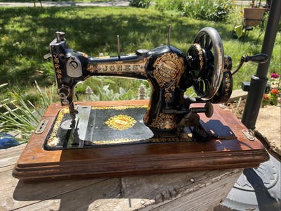 1890's Jones Family CS Hand Crank Sewing Machine Manchester Queen