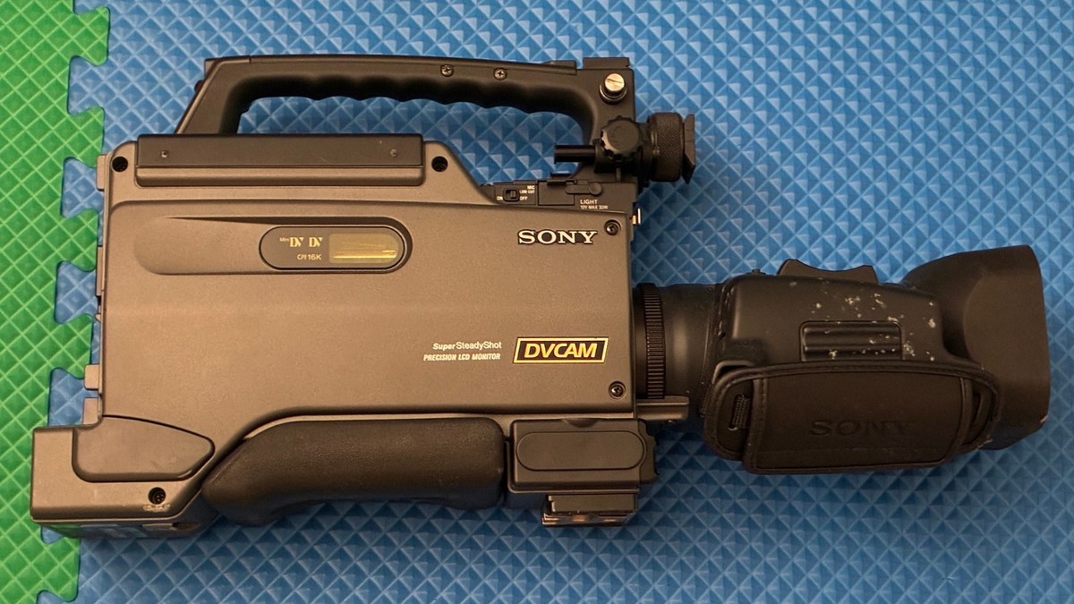 Sony DSR-250 DVCAM/miniDV Digital Video Camera with 1394 Firewire