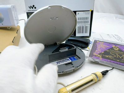 Sony Walkman D-NE730 Portable CD MP3 Player White Silver w/ Remote