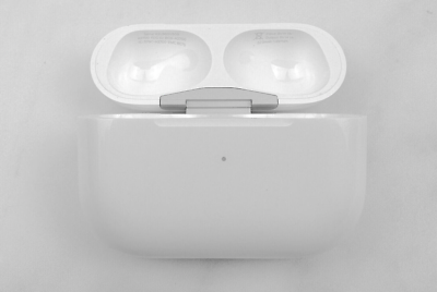 Apple AirPods Pro 2nd Gen. - MagSafe Lightning Charging Case A2700