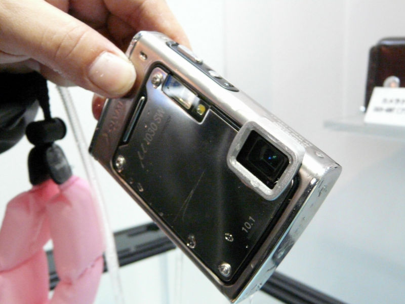 オリンパスの新デジカメ「μ(ミュー) 1030SW」を水に沈め、2メートルの