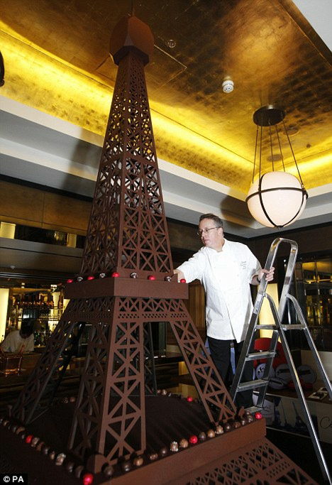 チョコレートでできたエッフェル塔 - GIGAZINE