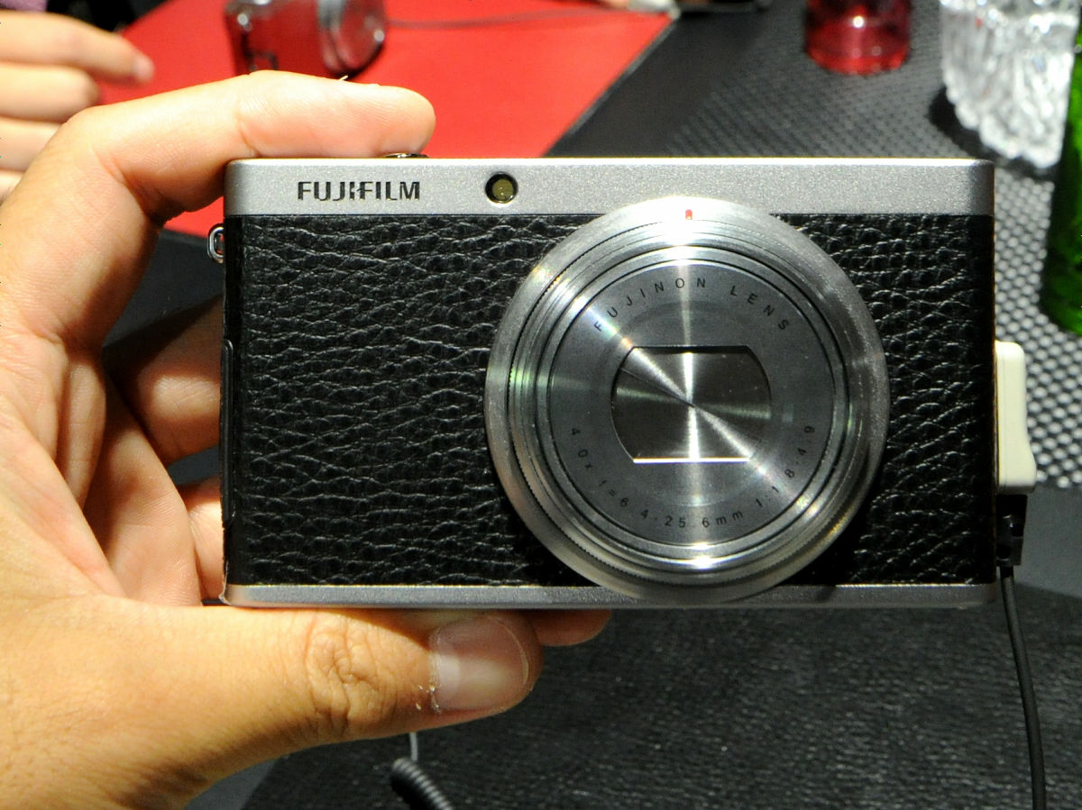 レトロな外見にF値1.8の明るいレンズを備えた高級コンデジ「XF1」実機