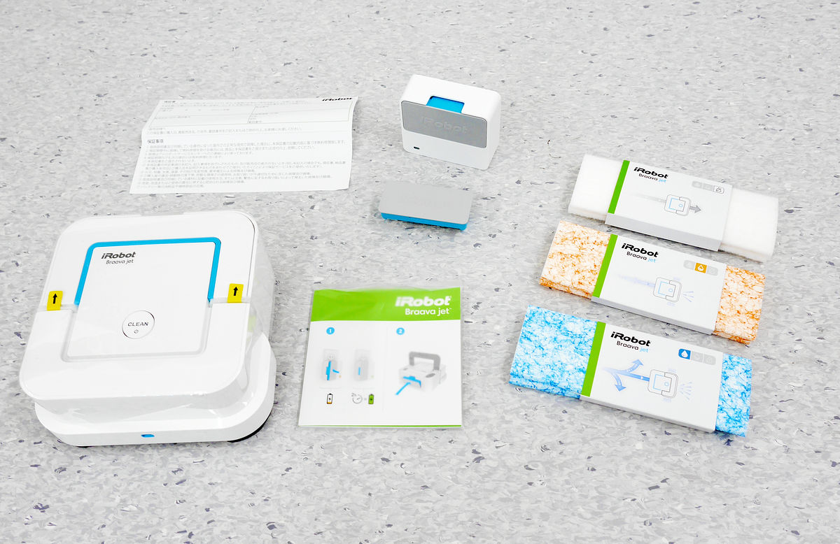 水を噴射して汚れをこすり落とす床拭きロボット「ブラーバ ジェット