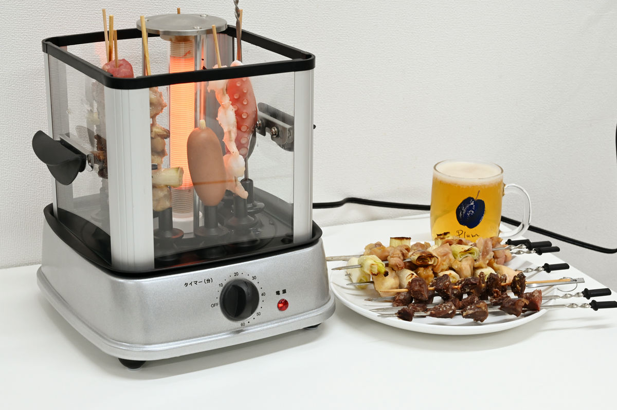 10本の串が自動で回転して焼けていくサンコーの「自家製焼き鳥メーカー