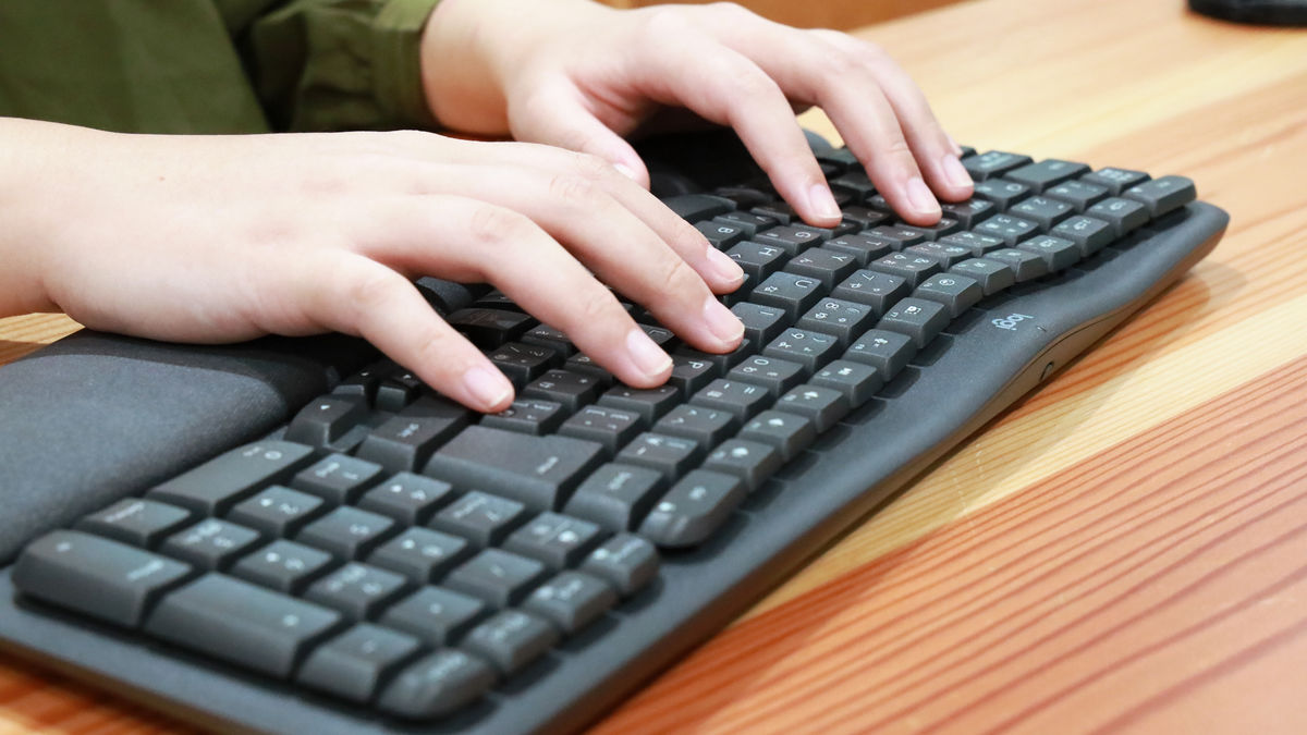 Review of ``Logitech WAVE KEYS K820'', an ergonomic keyboard for