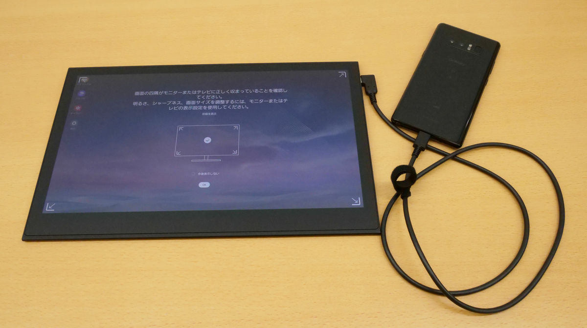 わずか4mmの薄さ＆420gの軽さで持ち運びや自由な体勢でのお絵描きに特