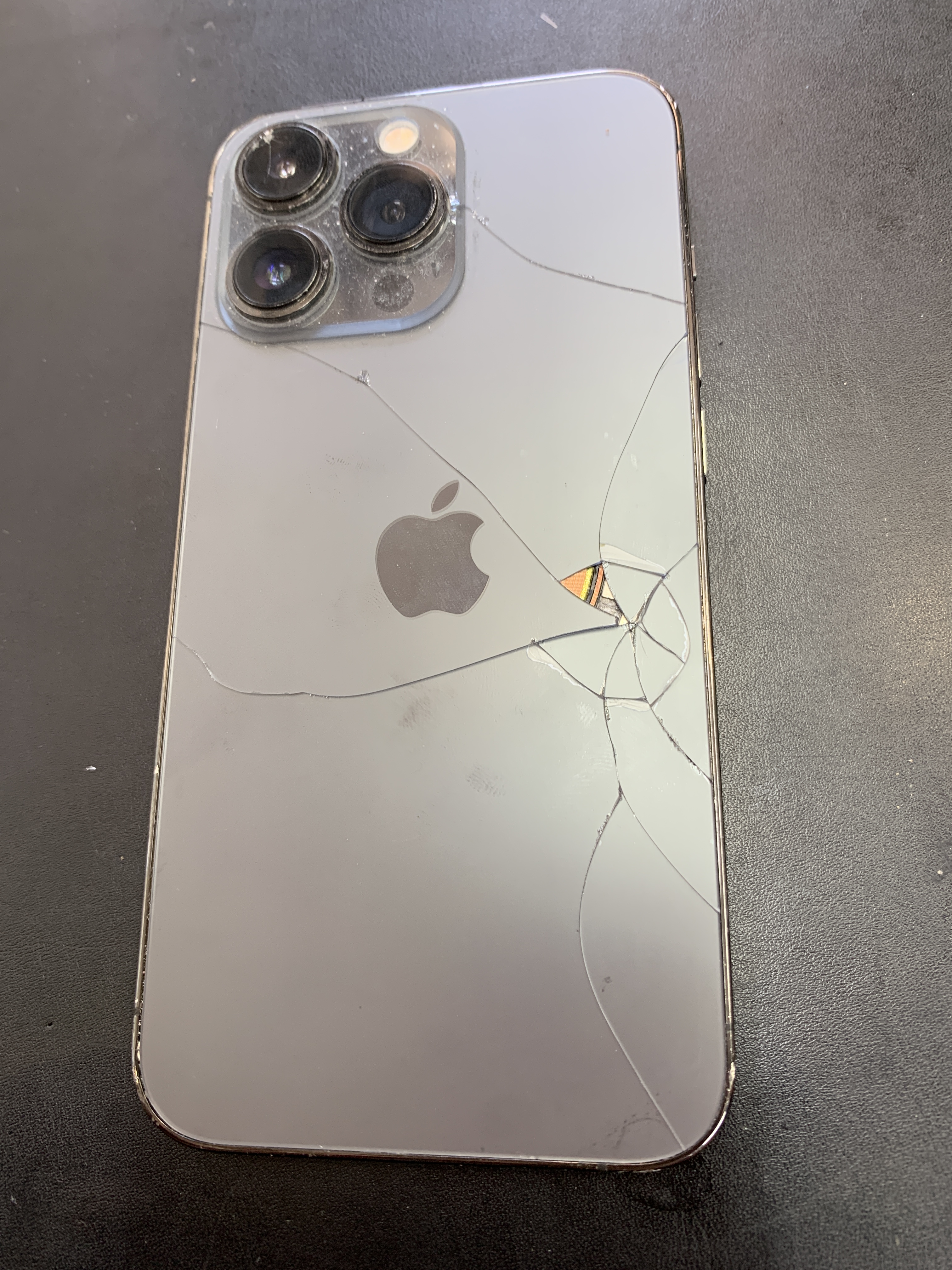 iPhone13Pro背面修理】ガラス割れも即日対応！〜練馬店〜 - 最長1年