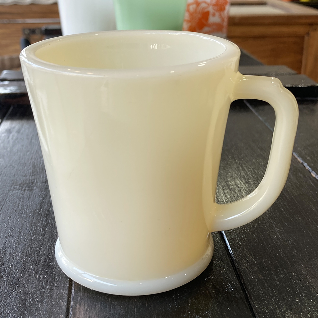Fire-king ふんわり優しいアイボリー系マグのカラー比較 | マメチコ