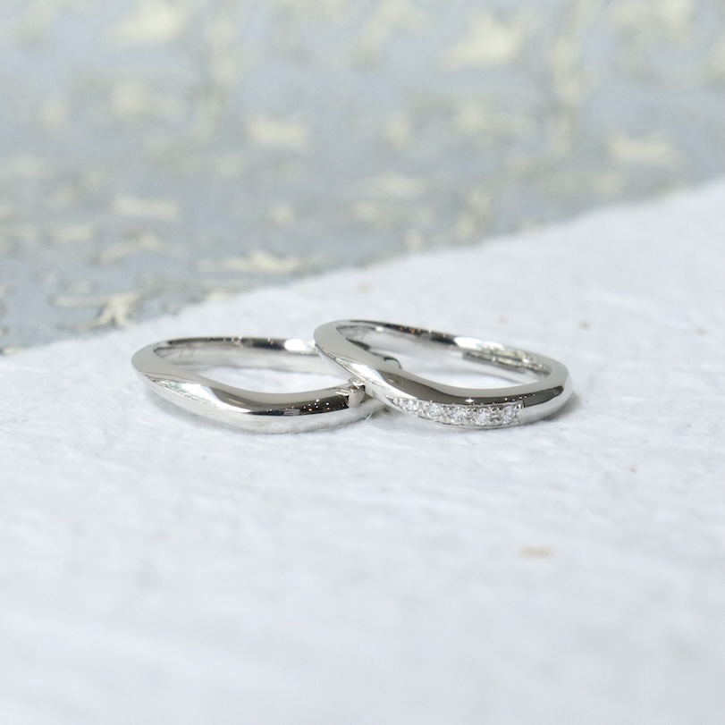 柔らかなカーブを描くU字の結婚指輪｜鶴 (mikoto)