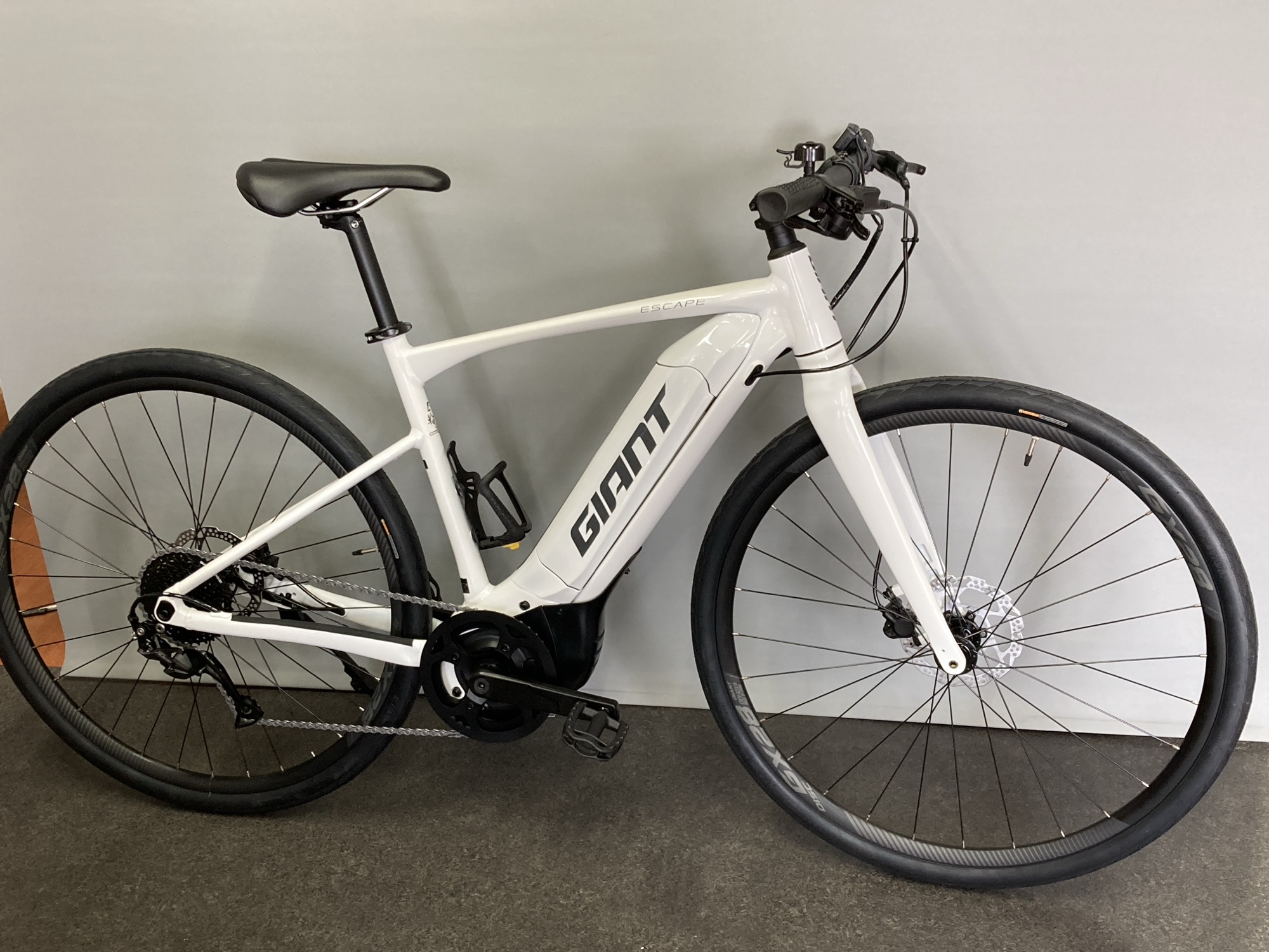 ESCAPE R3 MS ホワイト │ 輪心（わごころ） -GIANT EXP CENTER 特約店-