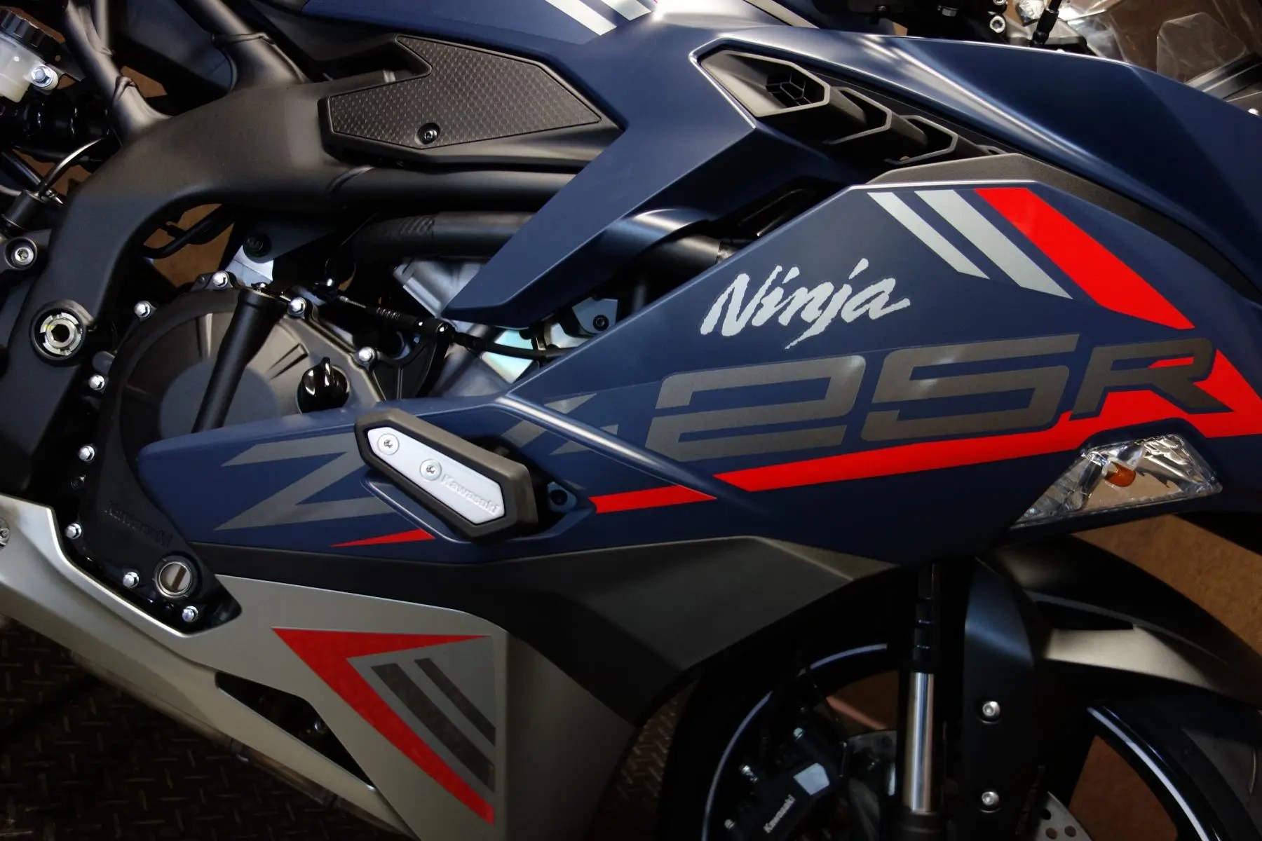 またまたKAWASAKIが熱い！ZX-25R SEﾆｭｰｶﾗｰ入荷！！｜バイク・自転車の