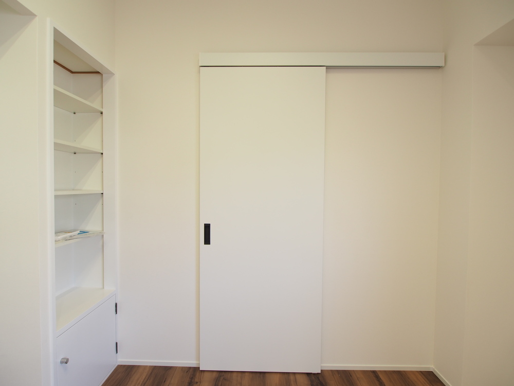 顕さんのウォークインクロゼットの扉・戸（Panasonic・上吊り引き戸