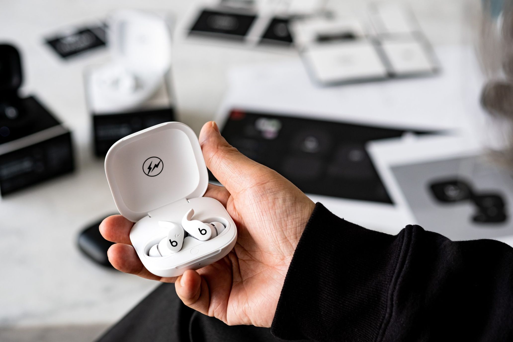 ビーツ」と藤原ヒロシ「フラグメント デザイン」による“Beats Fit Pro