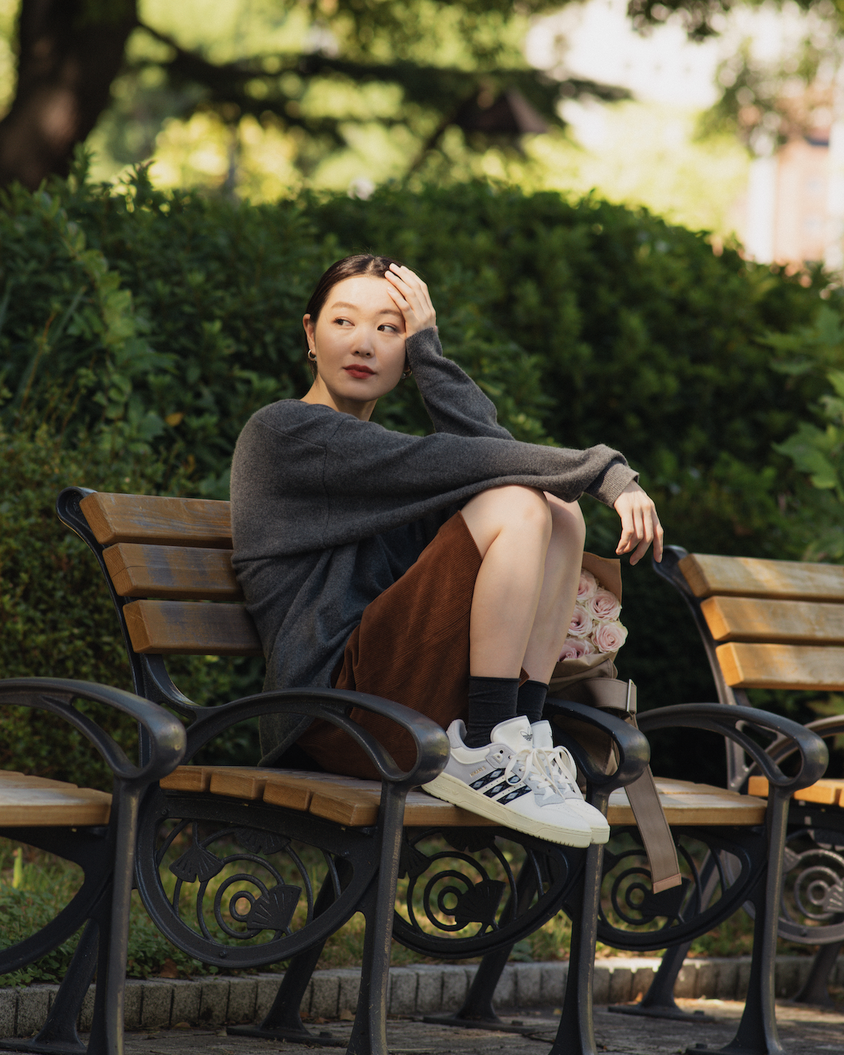 アディダス オリジナルス」がモデルの柴田ひかりとコラボ “フォーラム