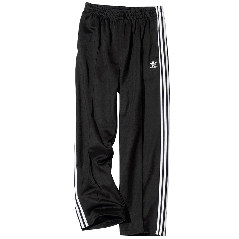 アディダス】の“3本ラインパンツ”がブーム！大人の着こなし3選 | VERY