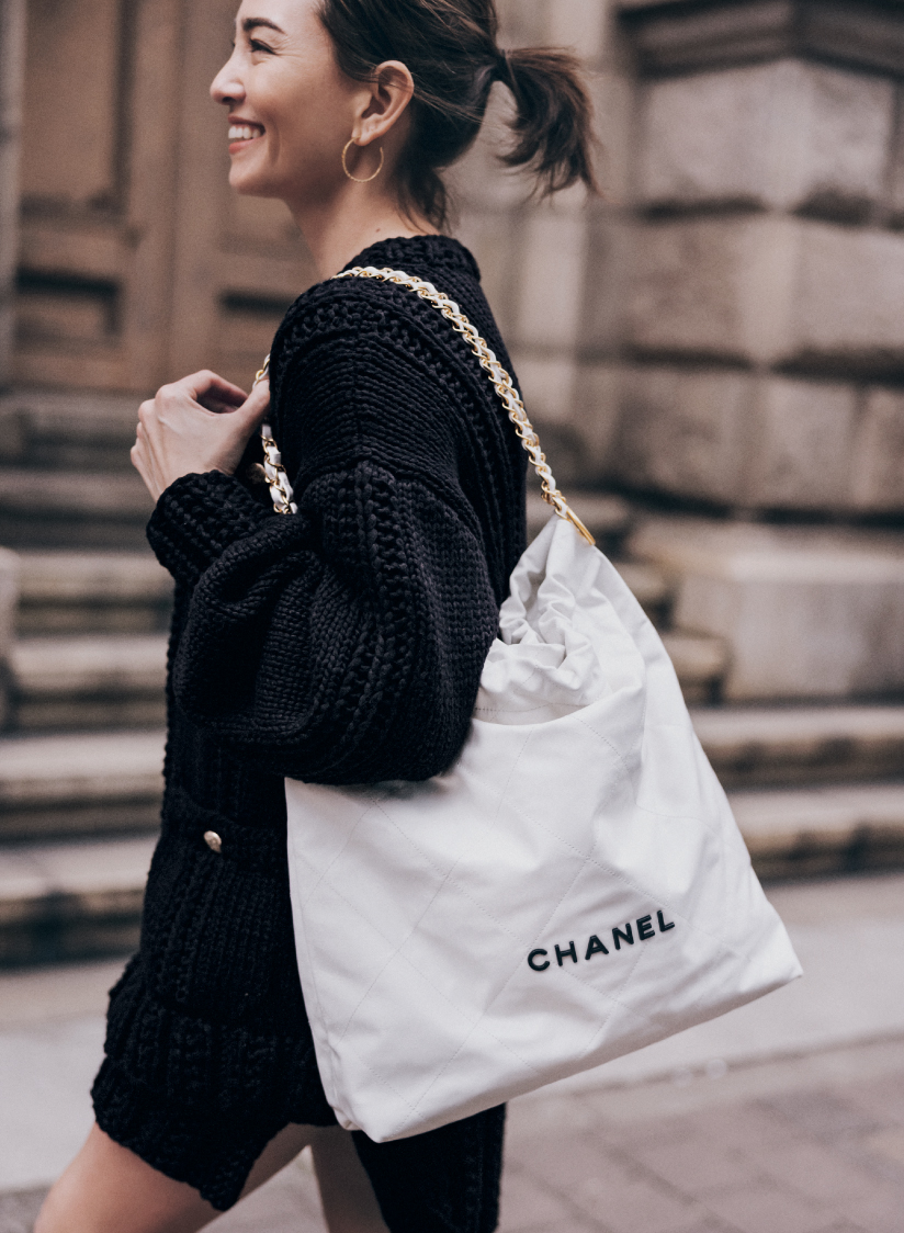 シャネル､フェラガモetc】ハイブランドに続々「大きめバッグ」トレンド