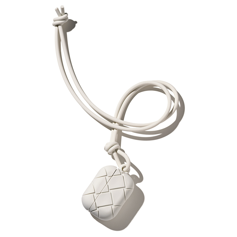 差し色小物に“ボッテガ”のAirpods＆スマホケース浮上！冬映えカラーは