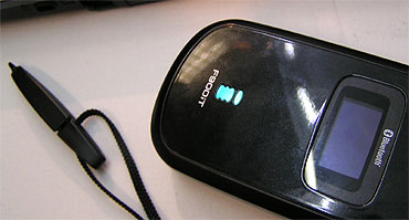 通信にBluetooth、お絵かきにタッチパネル～「F900iT」 - ITmedia Mobile