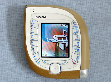 メールやWeb、音楽プレイヤーの使い勝手は～Nokia 7600（1/3 ページ