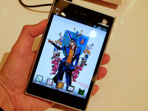 写真と動画で解説するッ！「L-06D JOJO」：このスマホ作り込んでいるな