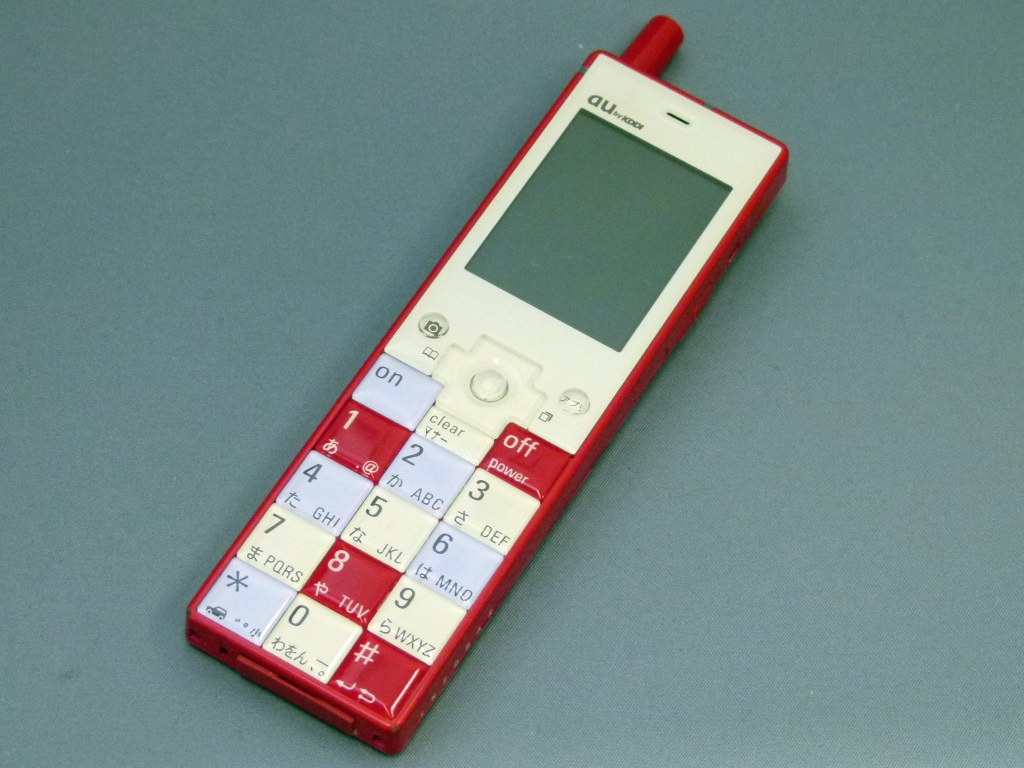 au Design project初号機 MoMAなどに永久所蔵されたケータイ「INFOBAR