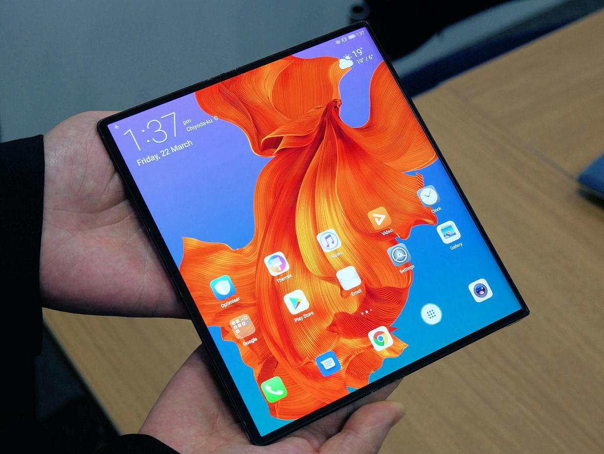 折りたたみスマホ「HUAWEI Mate X」に触れて感じた「良い／不満／気に