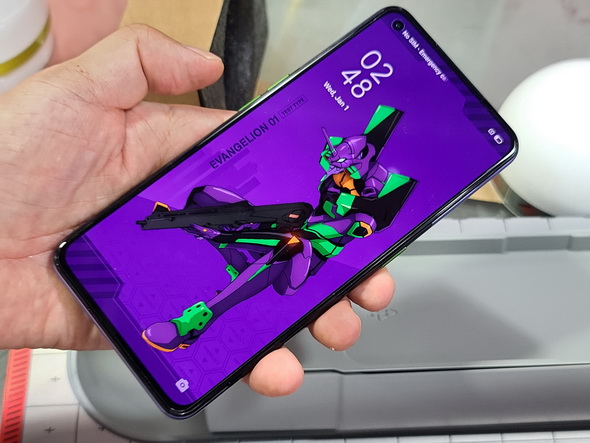 今度はエヴァンゲリオンだ！ OPPOの限定スマホを写真でじっくり