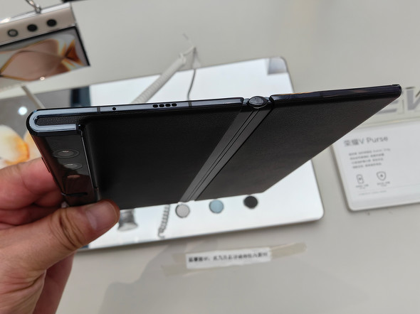 バッグのように持てる横折りスマホ、HONOR「V Purse」は中国で約12.5万