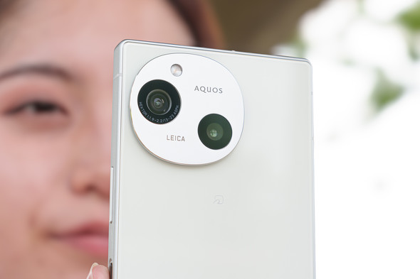 シャープ「AQUOS R9」のカメラはデザインが東洋的で面白い 撮り心地も
