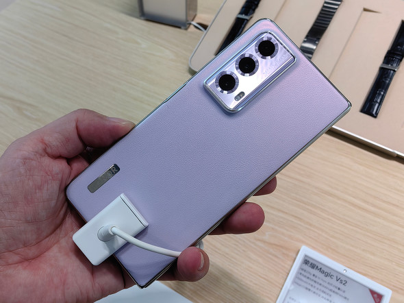 折りたたみスマホの価格破壊 14万円のHONOR「Magic Vs2」は“横折り世界