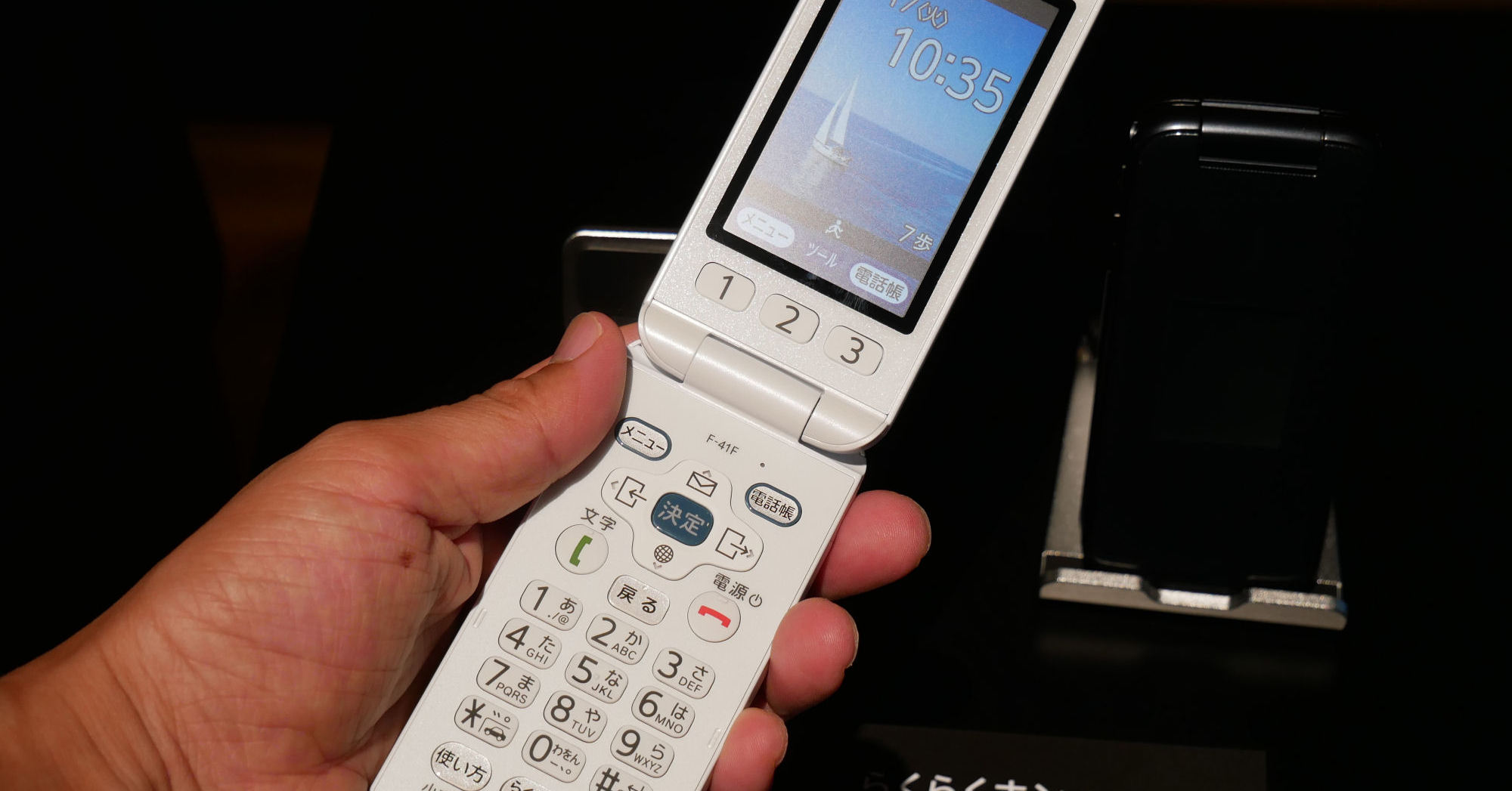 なぜ今“ガラケー”新機種？ FCNTが「らくらくホン」を継続する理由