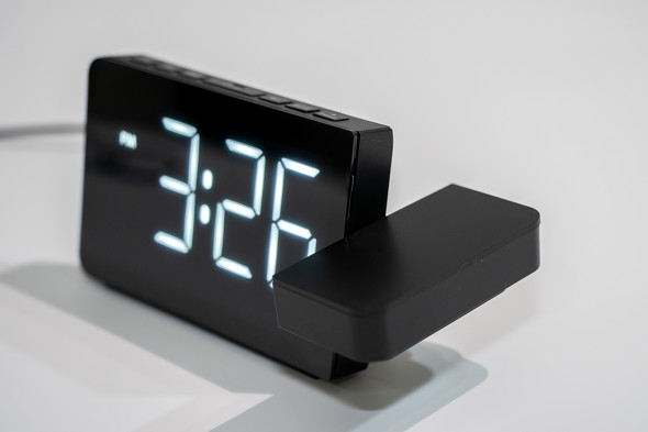 ニトリの2990円「投影デジタル置き時計」を試す 天井に時刻を映せる