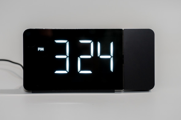 ニトリの2990円「投影デジタル置き時計」を試す 天井に時刻を映せる