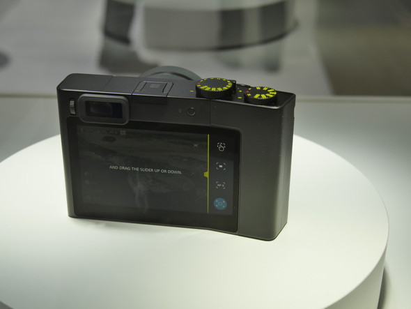 ツァイスのフルサイズコンデジ「ZEISS ZX1」の実機が展示中：CP+ 2019