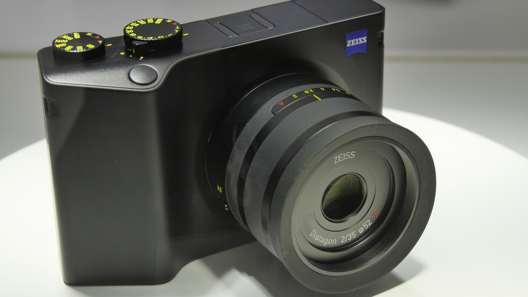 ツァイスのフルサイズコンデジ「ZEISS ZX1」の実機が展示中：CP+ 2019