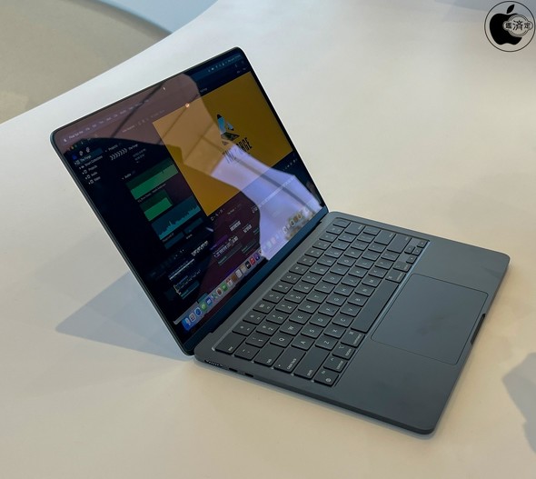 M2搭載の新型「MacBook Air」にApple円盤本社で触れた 電源ケーブルの