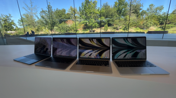 写真と動画で決める、M2 MacBook Airの色選び 新色のミッドナイトと