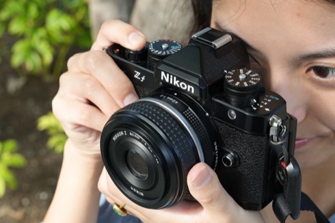 伝統的なボディに最新ミラーレス、「Nikon Z f」は撮って気持ちいい